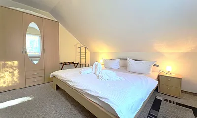 Schlafzimmer mit einem Doppelbett