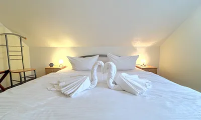 Schlafzimmer mit einem Doppelbett