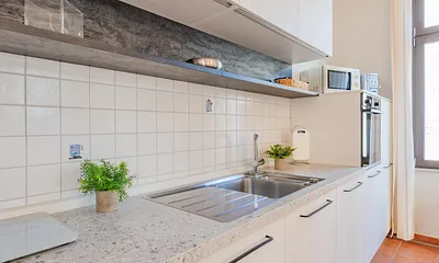 separate Küche mit Essbereich