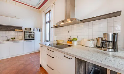 separate Küche mit Essbereich