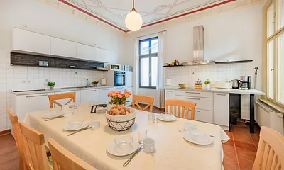 separate Küche mit Essbereich