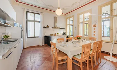 separate Küche mit Essbereich