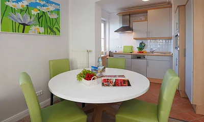 offene Küchenzeile mit Essbereich