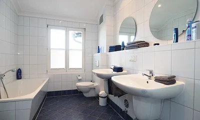 Bad mit Dusche & Badewanne