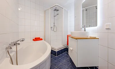 Bad mit Dusche & Badewanne