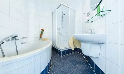 Bad mit Dusche & Badewanne