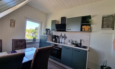 separate Küche mit Sitzgelegenheit für 4 Personen