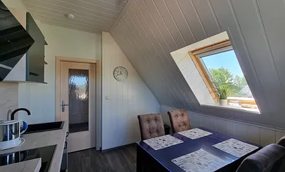 separate Küche mit Sitzgelegenheit für 4 Personen