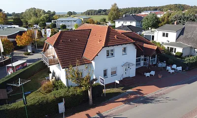 Haus Gesamtansicht mit Eingang