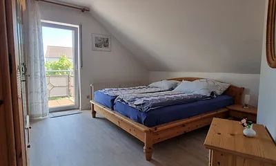 Schlafzimmer mit Zweitbalkon