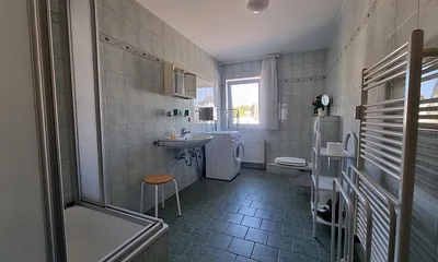 Tageslichtbad mit Waschmaschine