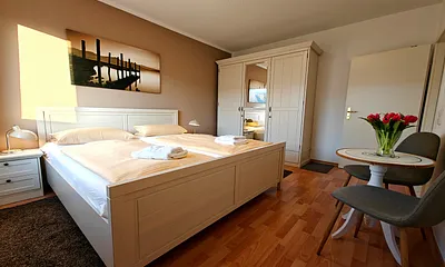 Schlafzimmer mit Doppelbett