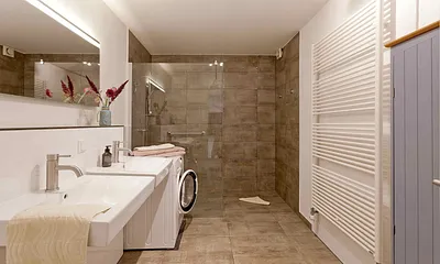 Duschbad mit 2 Waschtischen