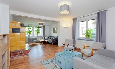 Wohnzimmer mit Kamin