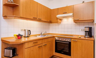 Die Küchenzeile mit Backofen, Cerankochfeld, Kühlschrank mit Eisfach etc. 