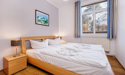 Das separate Schlafzimmer mit Gardinen und Sichtschutzplissees ...
