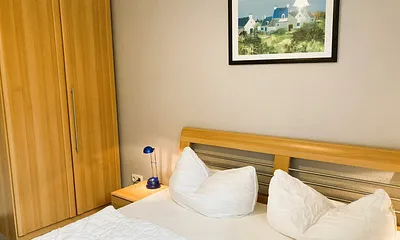 Das Schlafzimmer mit Doppelbett und Kleiderschrank.