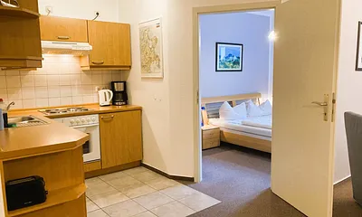 Die Küchenzeile mit Backofen ...