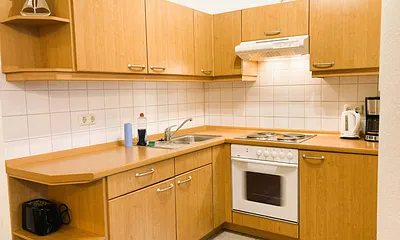 ... Herd und Kühlschrank mit Eisfach.