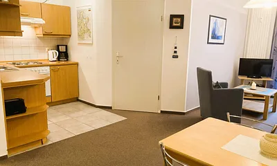 Blick in das Wohnzimmer mit Küchenzeile.