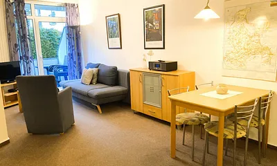 Der Wohnbereich mit Austritt zum möblierten Balkon.