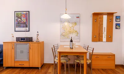 Der Eßplatz und die Garderobe.