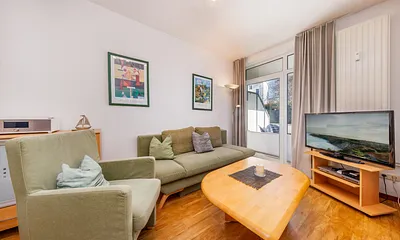 Der Wohnbereich mit Austritt zum möblierten Balkon.
