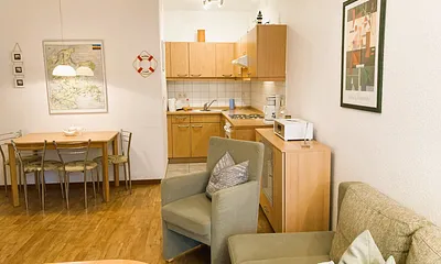 Blick zur Küchenzeile und zum Eßplatz.