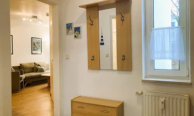 Der Flur mit Garderobe.