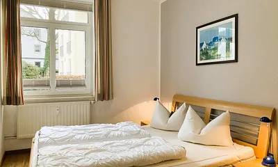 Das Schlafzimmer mit Doppelbett ...