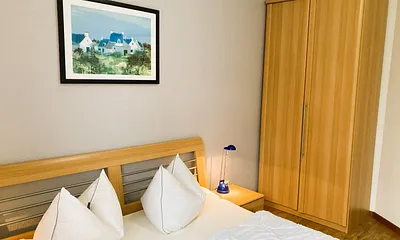 ... und Kleiderschrank.