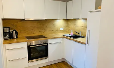 moderne Küchenzeile mit umfangreichem Kücheninventar