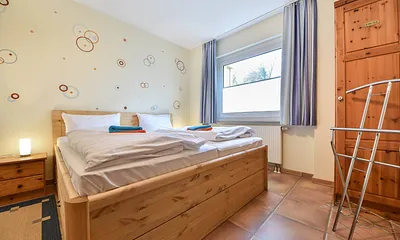 Schlafzimmer mit Doppelbett