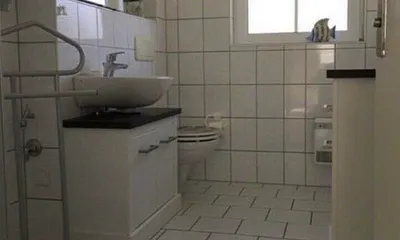 Badezimmer mit WC und Dusche