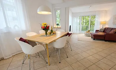 Großzügiges Wohnzimmer mit Esstisch