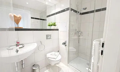 Gäste-WC mit Dusche