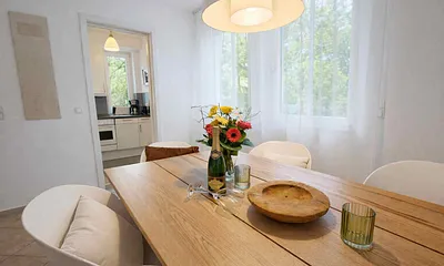 Esstisch mit Blick zur Küche