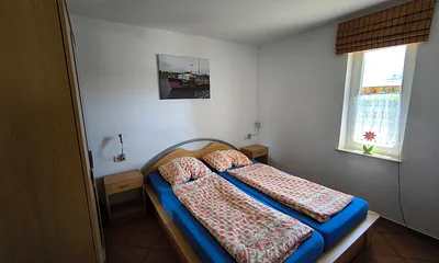 Schlafzimmer mit Doppelbett 