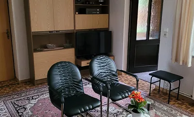 Wohnzimmer mit 40 cm Flach TV 