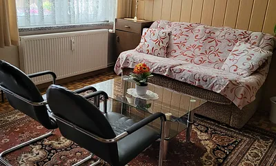 Wohnzimmer mit ausziehbarer Schlafcouch