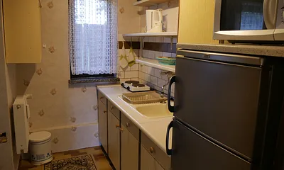 Kleine Küche mit Doppelkochplatte, Kleinbackofen, Mikrowelle, Kühlschrank 