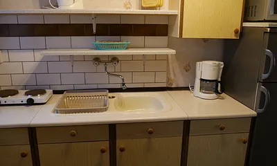 Küche mit Wasserkocher, Kaffeemaschine