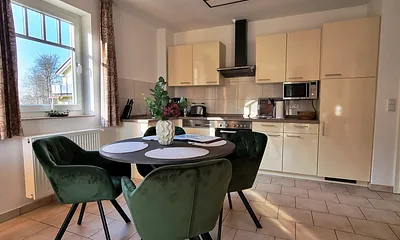 Eßtisch mit Küchenzeile