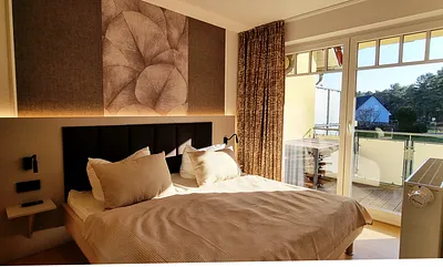 Doppelbett mit Zugang zum Balkon