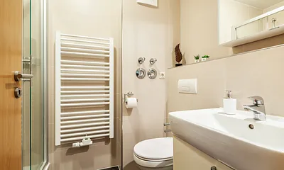 Badezimmer mit Dusche, WC, Fußbodenheizung