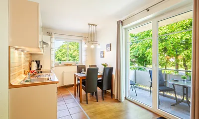 Helle, offene und gut ausgestattete Küche