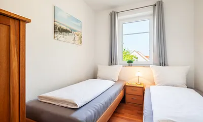 Gemütliches Schlafzimmer mit zwei Einzelbetten