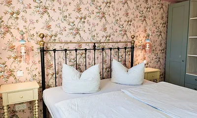 ... einem viktorianischen Eisenbett ...