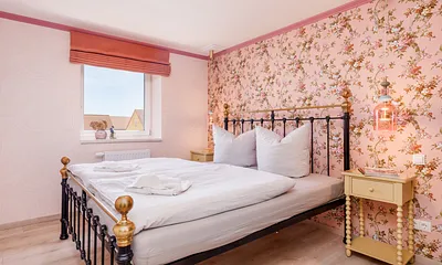 Das romantische Schlafzimmer mit Stoffrollo für die Verdunkelung ...