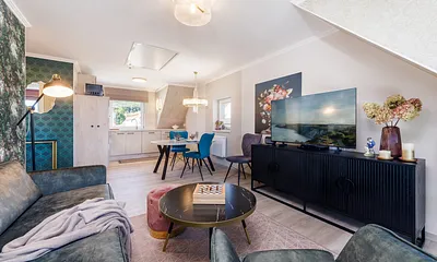 Blick in den schönen Wohnbereich mit TV und DVD-Player.
